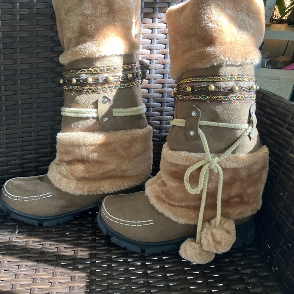 Mid-calf height for cozy coverage Soft plush faux fur lining Easy slip-on style - Picture 1 of 5